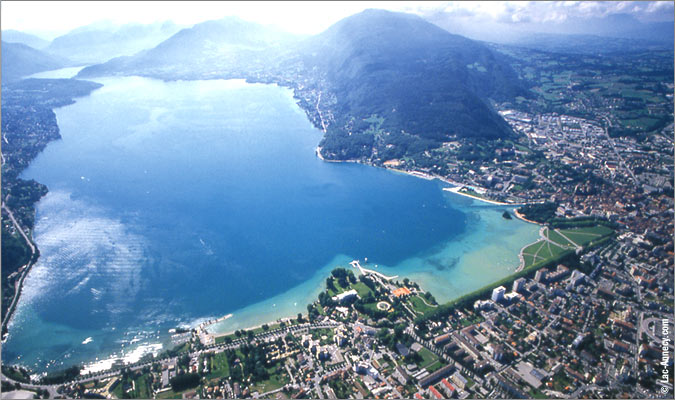 Vue aérienne du lac d'Annecy Vue aérienne du lac d'Annecy