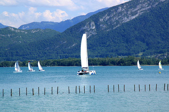 catamarans_sur_le_lac_annecy